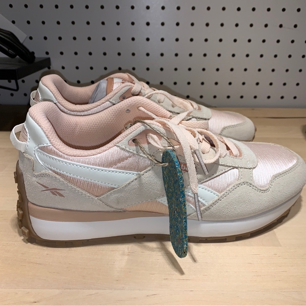 Reebok Woman’s Smash Edge Beige Sneakers Size 9